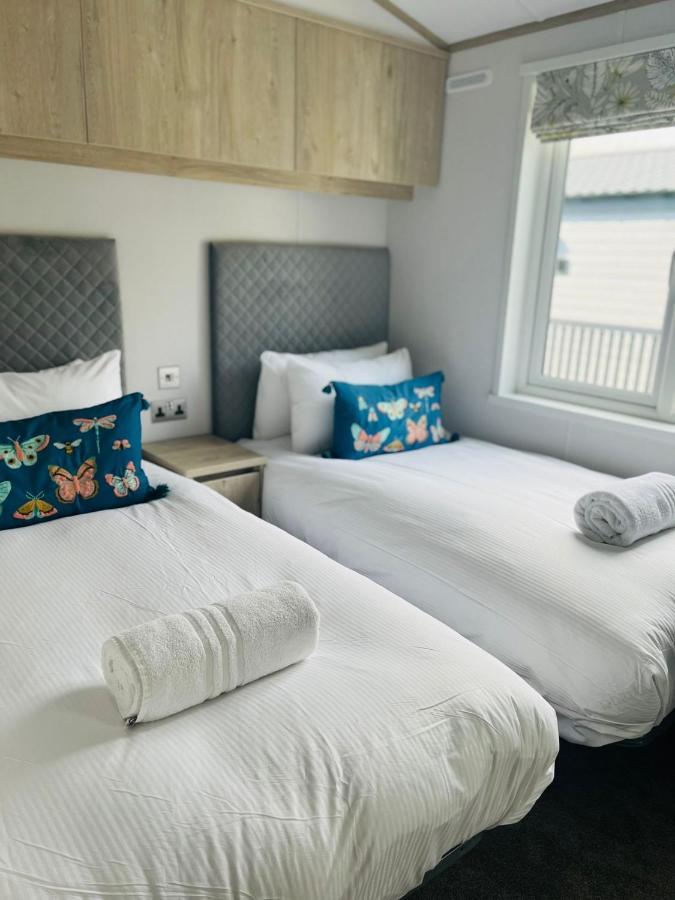 Honey Bee Lodge With Hot Tub York Bagian luar foto