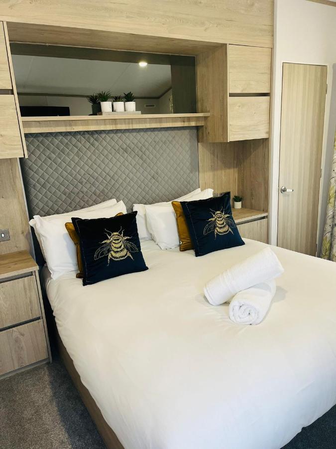 Honey Bee Lodge With Hot Tub York Bagian luar foto