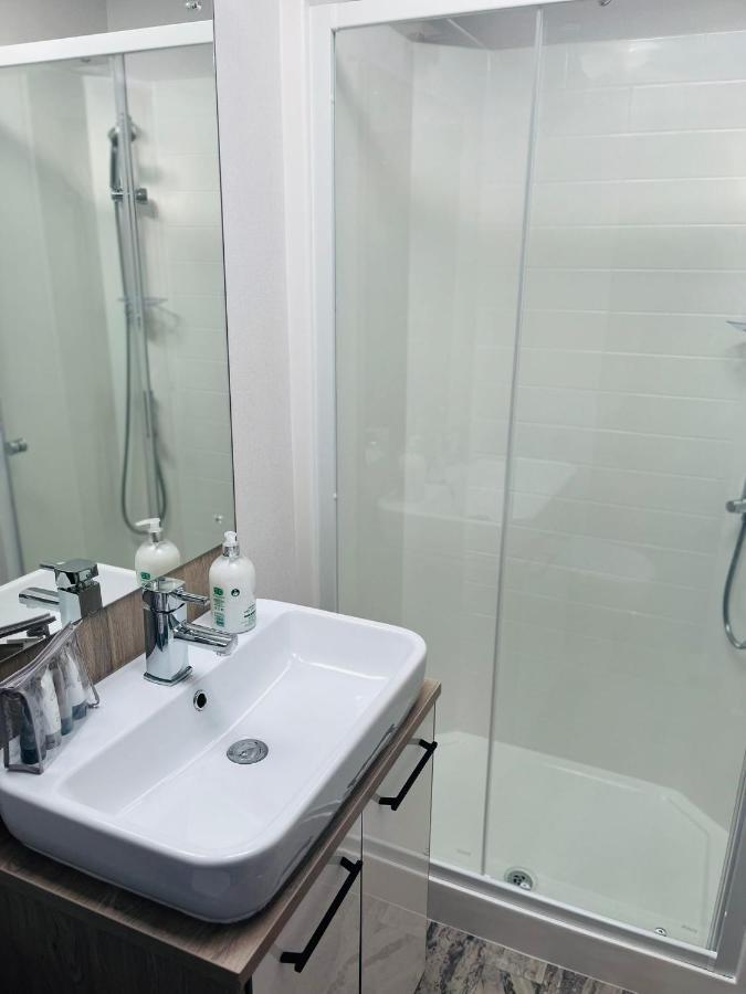 Honey Bee Lodge With Hot Tub York Bagian luar foto