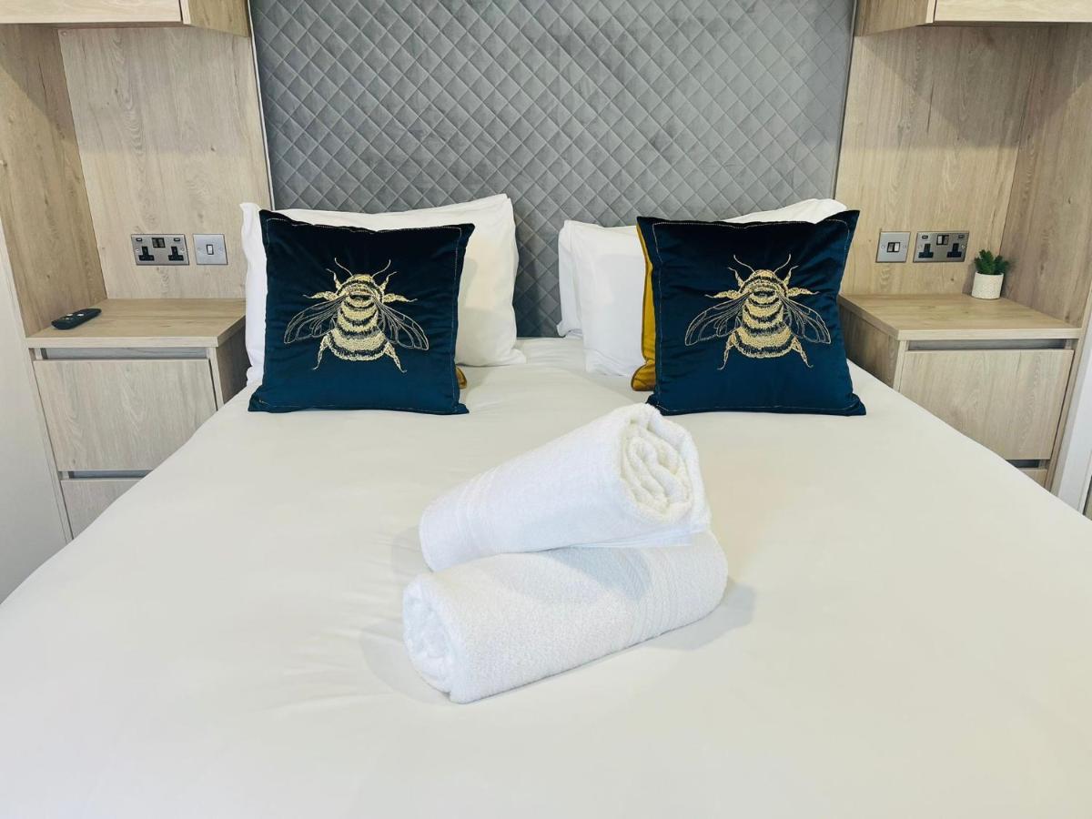 Honey Bee Lodge With Hot Tub York Bagian luar foto