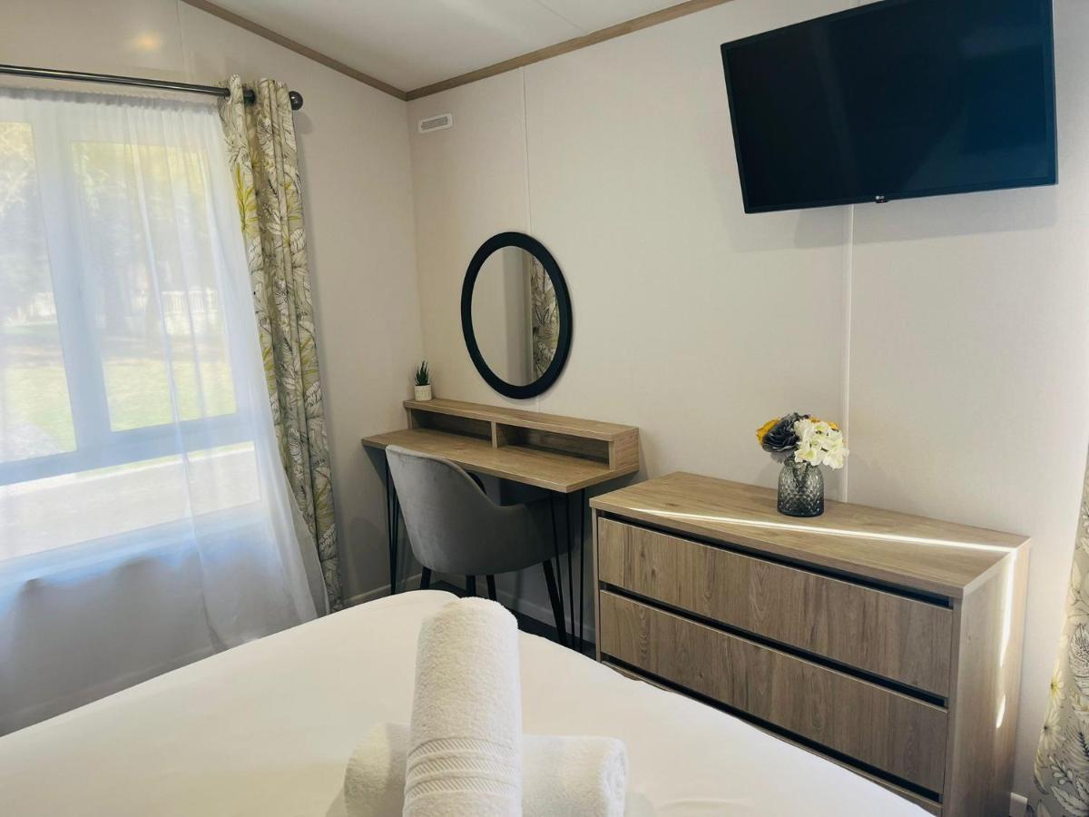Honey Bee Lodge With Hot Tub York Bagian luar foto