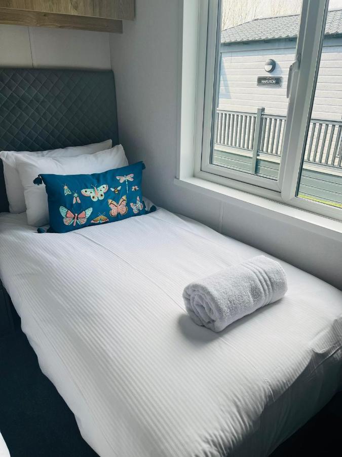 Honey Bee Lodge With Hot Tub York Bagian luar foto