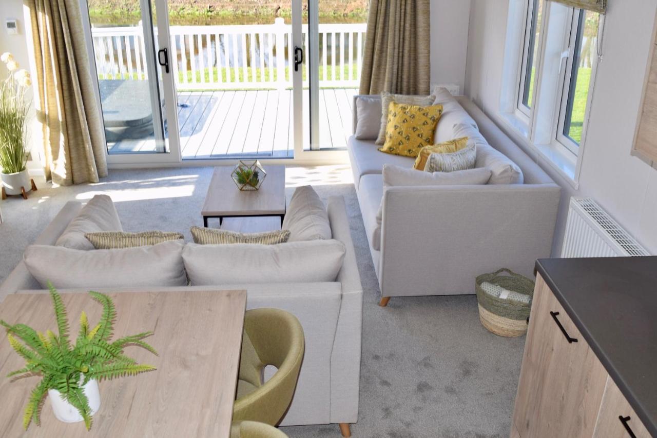 Honey Bee Lodge With Hot Tub York Bagian luar foto
