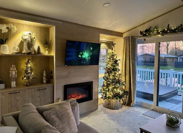 Honey Bee Lodge With Hot Tub York Bagian luar foto