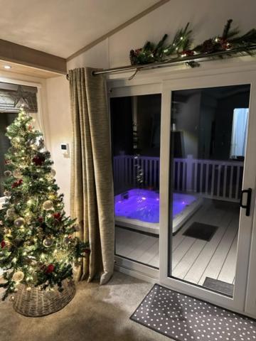 Honey Bee Lodge With Hot Tub York Bagian luar foto